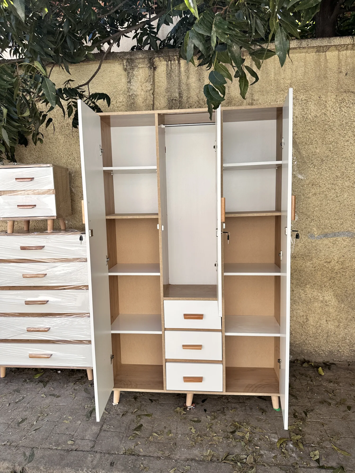 خزانة ثلاثة ابواب