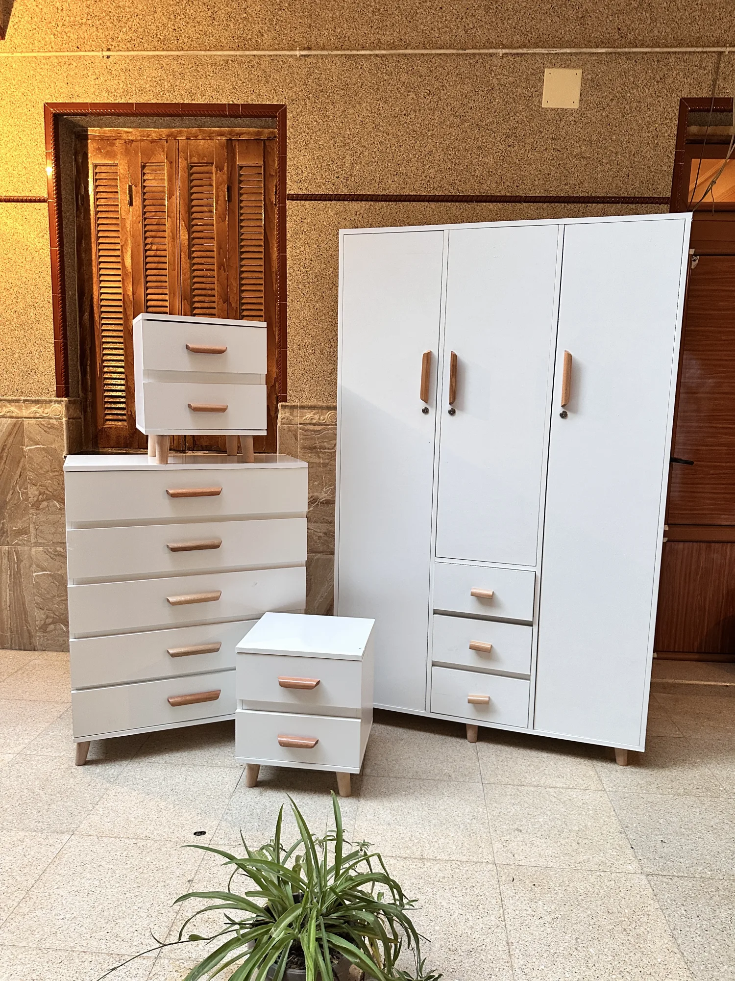 خزانة ثلاثة ابواب