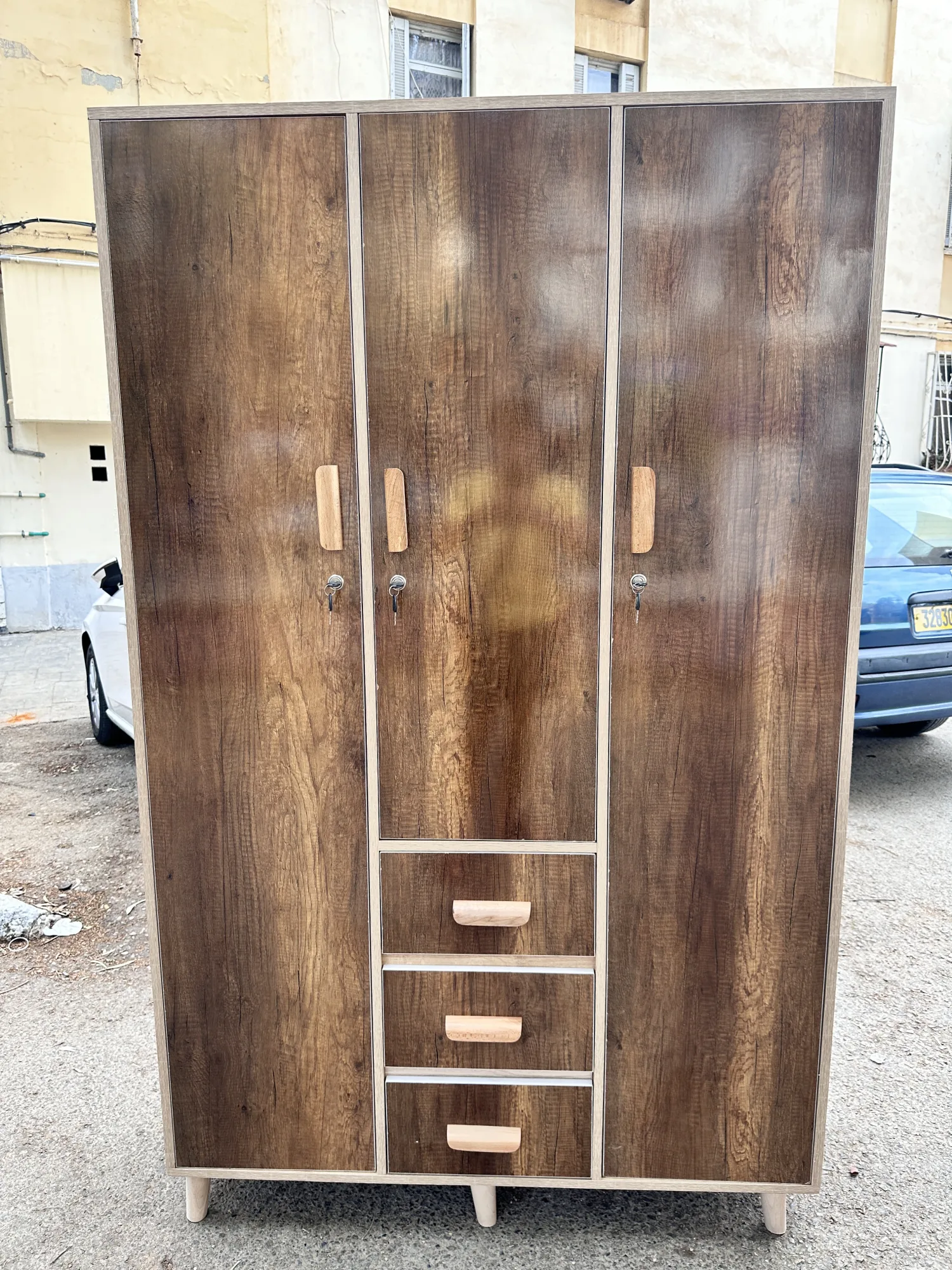 خزانة ثلاثة ابواب