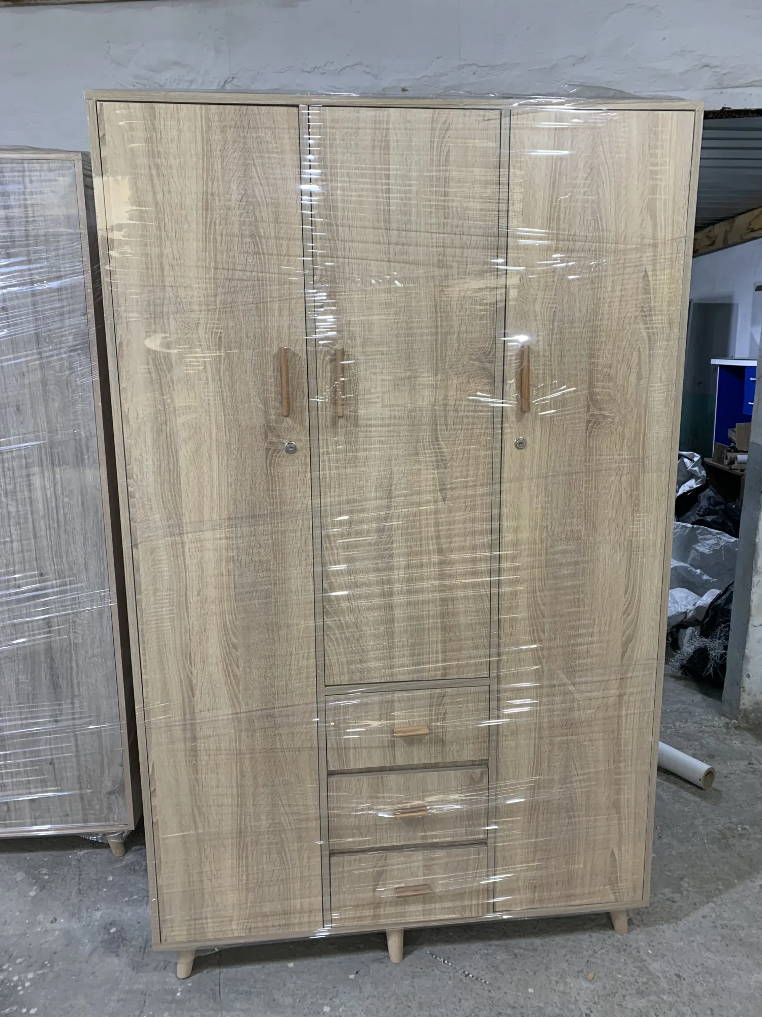 خزانة ثلاثة ابواب